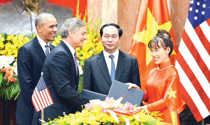 CEO Nguyễn Thị Phương Thảo ký kết mua máy bay Boeing nhân chuyến thăm VN của Tổng thống Obama.