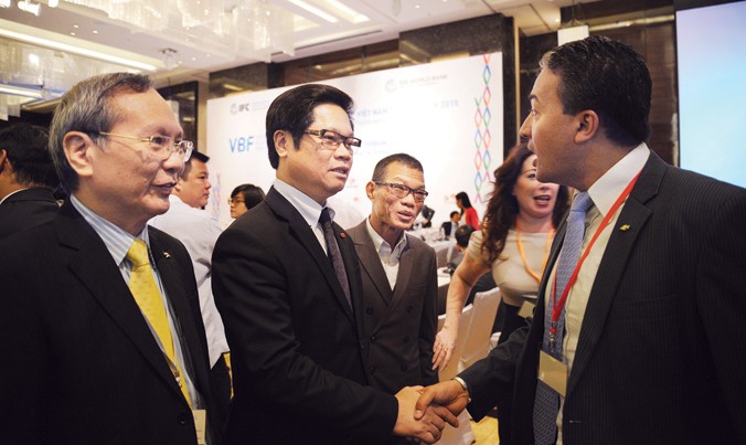 Chủ tịch VCCI Vũ Tiến Lộc trao đổi với các chuyên gia và doanh nghiệp.