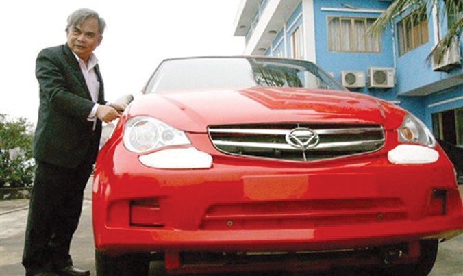 Ông Bùi Ngọc Huyên, Chủ tịch HÐQT Công ty Vinaxuki bên cạnh chiếc xe ô tô con mang tên Duyên dáng Việt Nam mà ông tâm huyết cả cuộc đời.