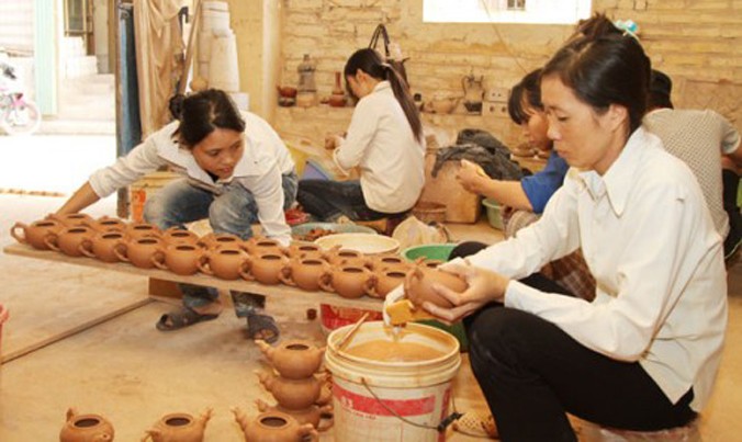 Nhiều cơ sở sản xuất làng gốm cổ Bát Tràng (Gia Lâm) vay vốn ưu đãi từ NHCSXH.