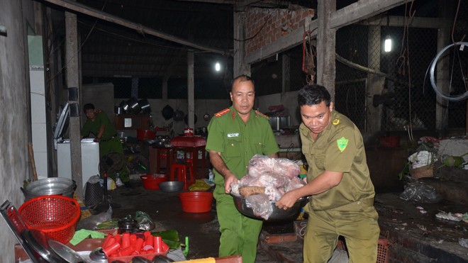 Cơ quan chức năng phát hiện thịt heo bệnh đã ngả màu và bốc mùi trong cơ sở giết mổ lậu của ông Nguyễn Văn Tra (Bến Tre).