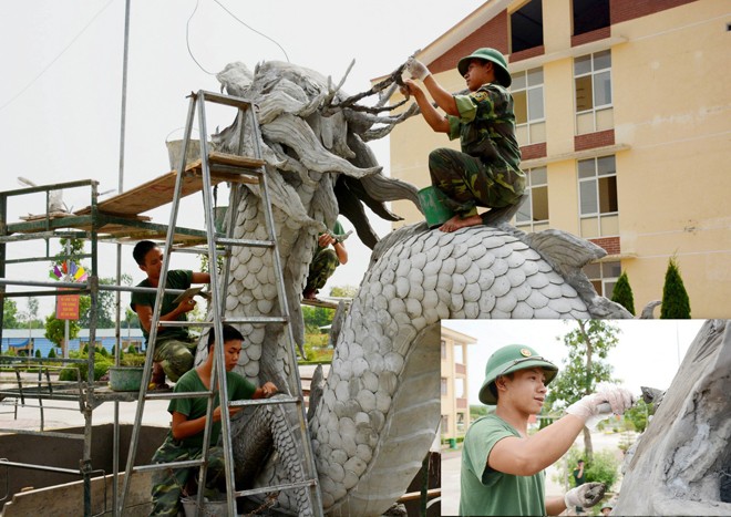 Nghệ nhân áo lính Phạm Ngọc Anh (ảnh nhỏ) đang cùng đồng đội đắp đôi rồng lớn trước Nhà Văn hóa Lữ đoàn.