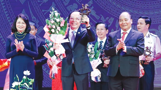 Thủ tướng Nguyễn Xuân Phúc và Phó chủ tịch nước Đặng Ngọc Thịnh trao giải Doanh nhân tiêu biểu năm 2016. Ảnh: Hồng Vĩnh.