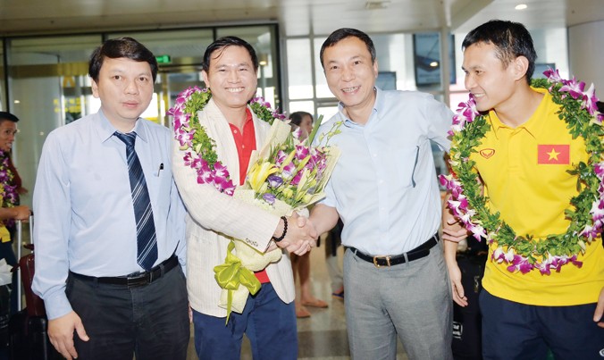 Lãnh đạo Liên đoàn Bóng đá Việt Nam mừng đón ông Trần Anh Tú, Trưởng đoàn Futsal Việt Nam và Ðội trưởng Ðội tuyển Futsal Việt Nam Nguyễn Bảo Quân trở về từ vòng chung kết Futsal World Cup 2016, sáng ngày 23/9. Ảnh do ông Trần Anh Tú cung cấp.