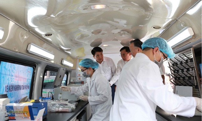 Lãnh đạo UBND TP Hà Nội kiểm tra xe xét nghiệm an toàn thực phẩm.
