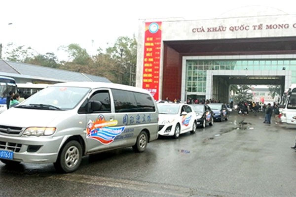 Tỉnh Quảng Ninh cho phép thí điểm các loại phương tiện ô tô con 9 chỗ ngồi trở xuống của Trung Quốc nhập cảnh, tham quan du lịch ở Việt Nam và ngược lại. Ảnh: Dân Trí