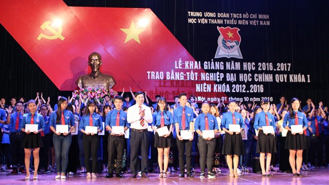TS Nguyễn Hải Đăng trao bằng tốt nghiệp đại học chính quy khóa I niên khóa 2012-2016 cho sinh viên.