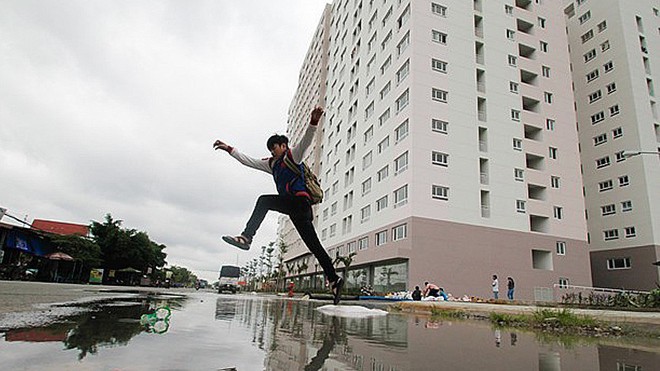 Trận mưa lớn vào giữa tháng 9 khiến chung cư ở quận Bình Tân bị nước bủa vây.