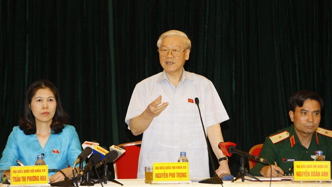 Tổng Bí thư Nguyễn Phú Trọng tiếp xúc cử tri quận Hoàn Kiếm trước kỳ họp thứ hai, Quốc hội khoá XIII. Ảnh: Như Ý.