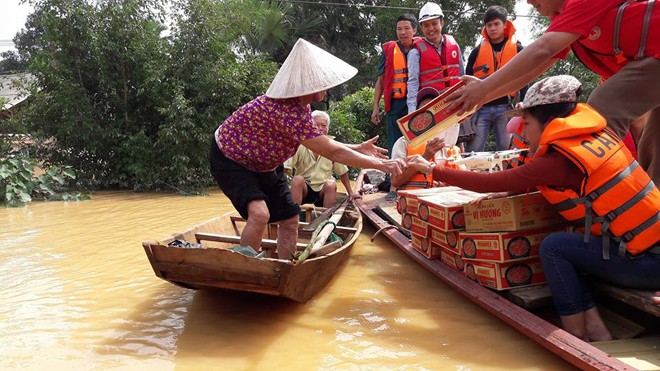 Các đoàn tình nguyện đang huy động ủng hộ để tiếp sức đồng bào miền Trung bị thiệt hại lũ lụt. 
