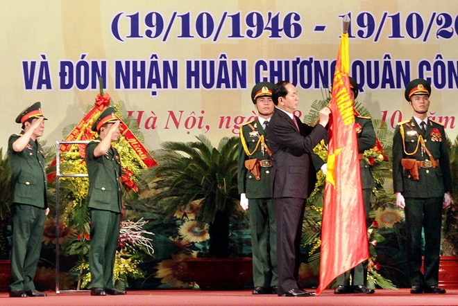 Chủ tịch nước Trần Đại Quang trao tặng Huân chương Quân công hạng Nhất cho LLVT Thủ đô Hà Nội, sáng 18/10.