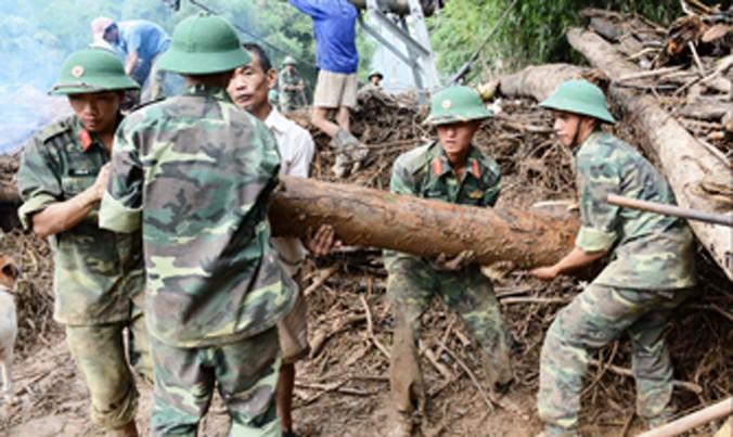 Cán bộ, chiến sĩ Sư đoàn 968 giúp nhân dân huyện Tuyên Hoá, Quảng Bình khắc phục hệ thống đường giao thông.