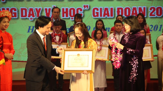 Phó chủ tịch nước Đặng Thị Ngọc Thịnh và Bộ trưởng Bộ GD&ĐT Phùng Xuân Nhạ trao bằng khen cho giáo viên tiêu biểu.