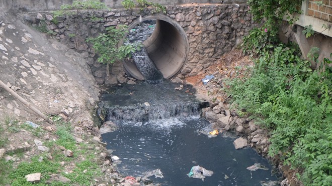 Sông Nhuệ (đoạn qua xã Cự Khê, huyện Thanh Oai) đen đặc, ô nhiễm và bị rác bủa vây. 