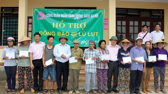 Đoàn công tác của NHCSXH trao quà hỗ trợ tới bà con vùng lũ xã Quảng Lộc, thị xã Ba Đồn (Quảng Bình).