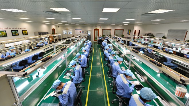 Công nhân Việt Nam lắp ráp linh kiện điện thoại trong một nhà máy. Ảnh: Ngọc Châu.