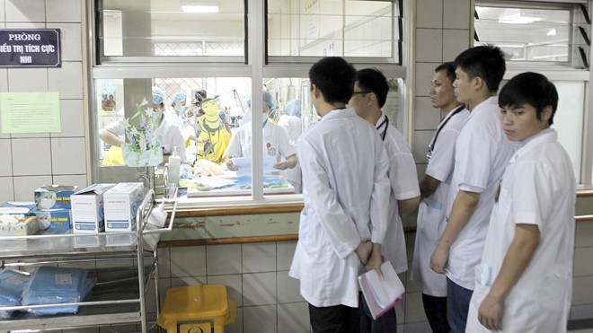 Sinh viên Y khoa thực tập tại Bệnh viện Bạch Mai - Hà Nội. Ảnh: Ngọc Châu.