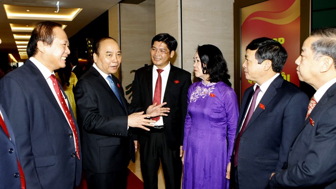 Thủ tướng Nguyễn Xuân Phúc trao đổi với các đại biểu Quốc hội bên lề kỳ họp thứ 2, Quốc hội khóa XIV sáng 20/10. Ảnh: Như Ý.