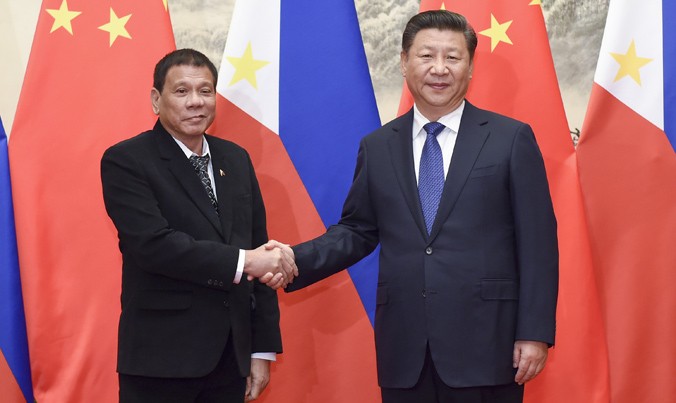 Tổng thống Philippines Rodrigo Duterte và Chủ tịch Trung Quốc Tập Cận Bình hội đàm tại Bắc Kinh. Ảnh: Xinhua.