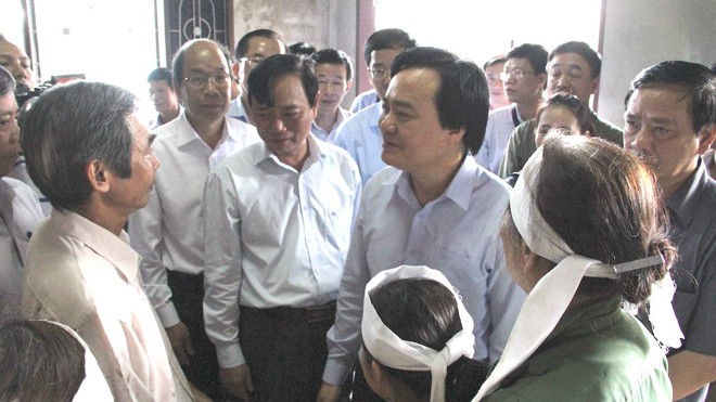 Bộ trưởng Phùng Xuân Nhạ đến viếng em Trần Ngọc Hào, học sinh lớp 9 trường THCS Gia Minh, huyện Quảng Ninh, tỉnh Quảng Bình bị lũ cuốn trôi.