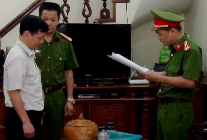 Cảnh sát đọc lệnh bắt, khám xét đối với nguyên lãnh đạo Công ty xổ số kiến thiết Hà Giang. Ảnh: Zing