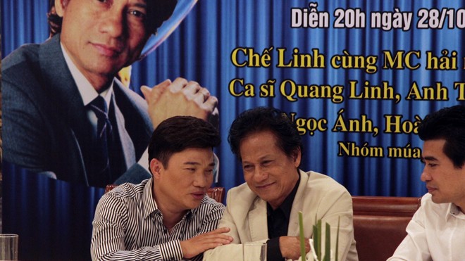 Chế Linh- Quang Linh lần đầu song ca trên sân khấu đêm 28/10 tại Hà Nội. Ảnh: N.M.Hà.