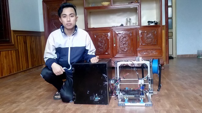 Cao Quang Hùng bên sản phẩm Máy tạo mẫu công nghiệp tự chế.