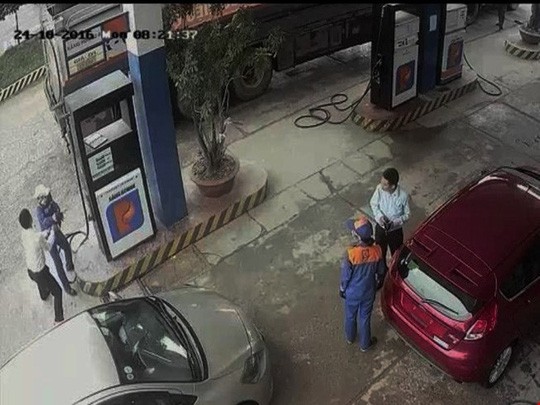 Cảnh khách hàng đánh nữ nhân viên cây xăng (bên trái) được camera cây xăng ghi lại - Ảnh cắt từ clip.