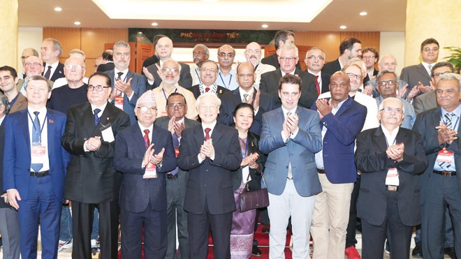 Tổng Bí thư Nguyễn Phú Trọng với các trưởng đoàn đại biểu dự Cuộc gặp quốc tế các đảng Cộng sản và công nhân. Ảnh: TTXVN.