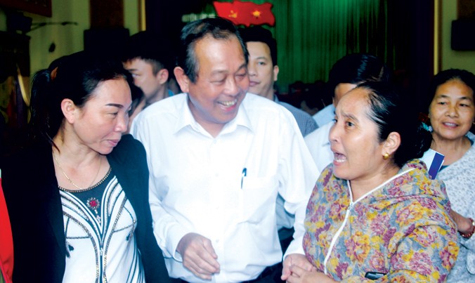 Phó Thủ tướng Trương Hòa Bình động viên và thăm hỏi người dân xã Thạch Kim, Lộc Hà.