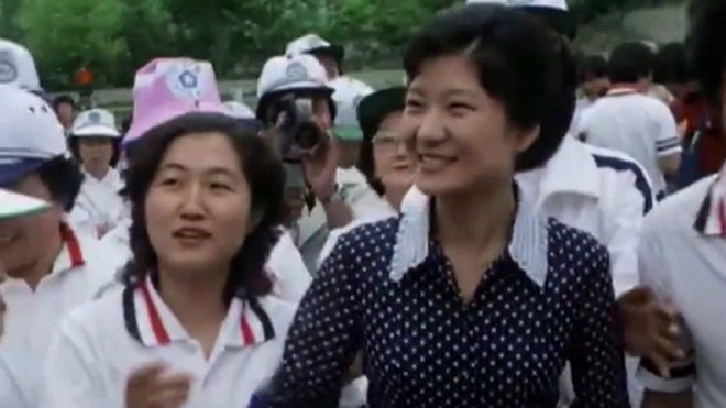 Bà Choi Soon-sil (bìa trái) hộ tống bà Park Geun-hye trong một sự kiện chính trị tại Đại học Hanyang ở Seoul năm 1979. Ảnh: Newstapa.