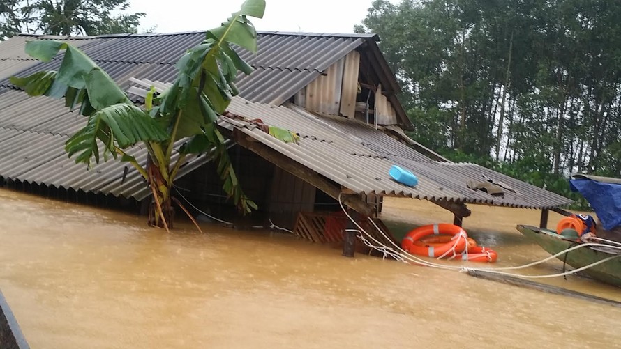 Nhiều ngôi nhà ở Hương Khê nước ngập hơn nửa nhà.
