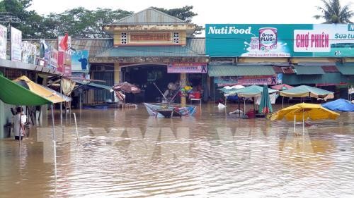 Khu chợ phiên lớn nhất huyện Cam Lộ bị ngập lụt. Ảnh: TTXVN