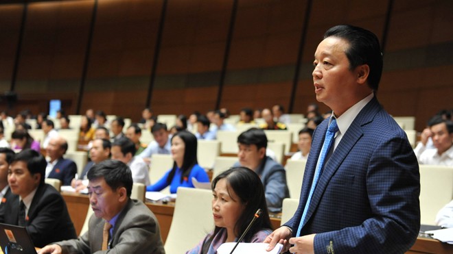 Bộ trưởng Bộ TN&MT Trần Hồng Hà giải trình về tình trạng ô nhiễm môi trường. Ảnh: Như Ý.