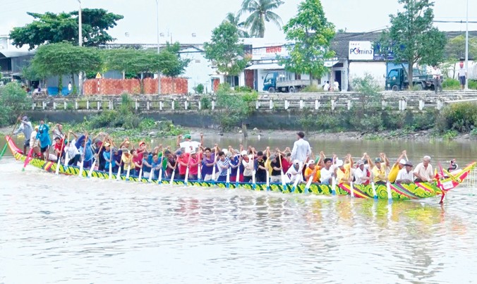 Đội nam chùa Kom Pong Tróp tập đua ghe trên sông Maspero. Ảnh: Kim Hà.