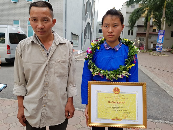 Đặng Thị Huyền cùng bố tại lễ tuyên dương học sinh dân tộc thiểu số học giỏi năm 2016.