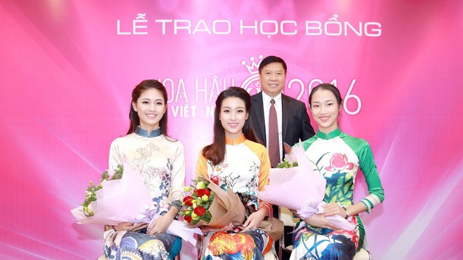 Ông Phạm Tấn Nghĩa - Chủ tịch kiêm TGĐ Hệ thống Anh văn Hội Việt Mỹ trao học bổng và tặng hoa cho các người đẹp.
