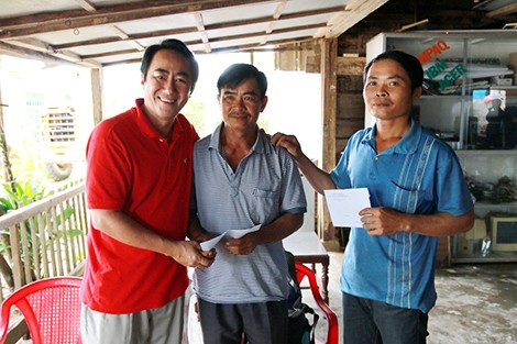 Đại tá Nguyễn Xuân Ngọc trao quà và gửi lời cảm ơn đến hai chủ tàu. Ảnh: Công an Nhân dân