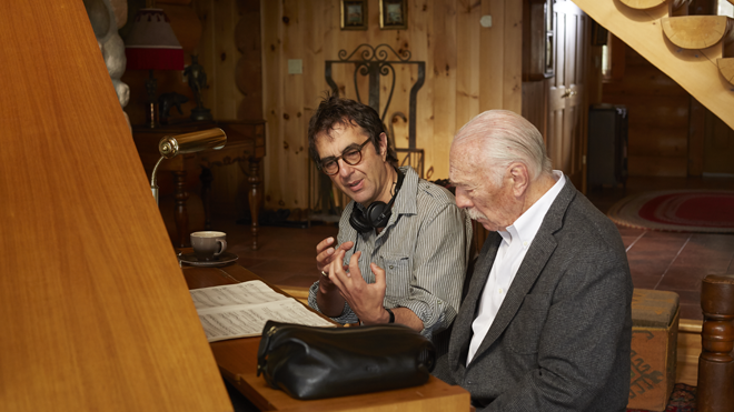 Atom Egoyan thảo luận với Christopher Plummer về cảnh Zev chơi dương cầm trong “Hồi ức”.