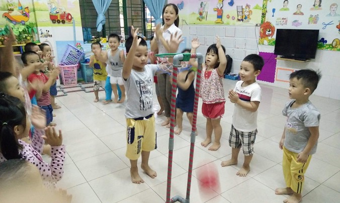 Cô Lê Thị Hiền Hảo đang hướng dẫn trẻ cùng chơi Bộ đồ chơi lý thú.