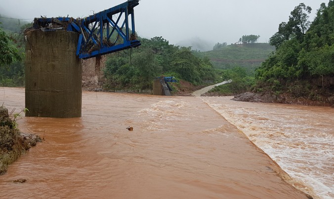 Đường lên xã Cao Quảng, huyện Tuyên Hóa bị nước lũ chia cắt.
