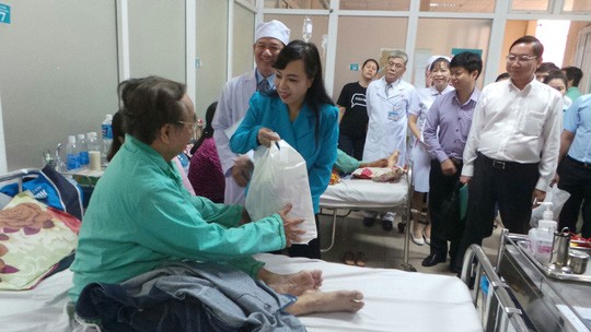 Bộ trưởng Bộ Y tế Nguyễn Thị Kim Tiến tặng quà cho bệnh nhân ở Bệnh viện Nhân dân 115. Ảnh: Người lao động