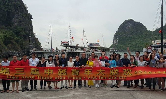 Đoàn đại biểu thanh niên Trung Quốc hoạt động tại Quảng Ninh. Ảnh: Hoàng Dương.