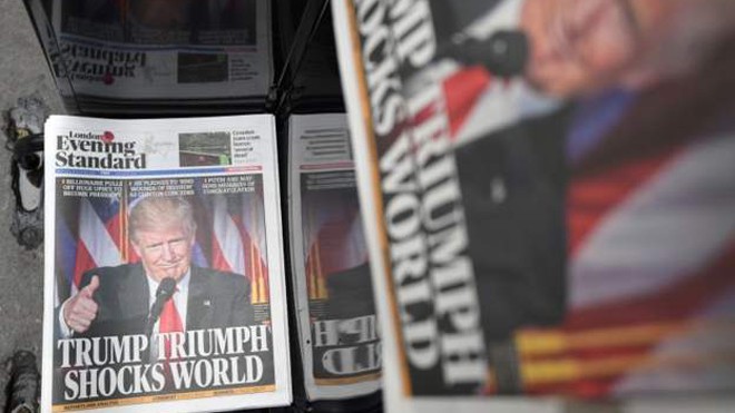 Báo Anh giật tít lớn trang 1: “Chiến thắng của Trump gây sốc thế giới”. Ảnh: Getty images.
