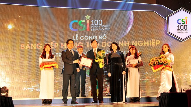 Đại diện Vietcombank, ông Nguyễn Hữu Kiên - Phó Trưởng phòng QHCC TSC nhận giải Top 10 Doanh nghiệp dịch vụ bền vững Việt Nam 2016.