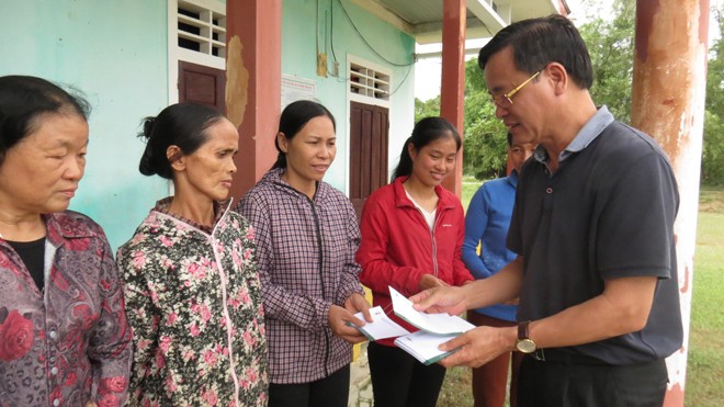 Đại diện lãnh đạo Tổng công ty Xây dựng số 1 trao tiền hỗ trợ cho người dân bị thiệt nặng tại huyện Quảng Ninh.