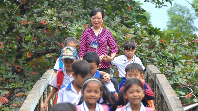 Cô giáo Nhung đã có gần 20 năm dạy học cho trẻ em nơi đất mũi Cà Mau. Ảnh: Xuân Tùng.