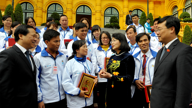 Phó Chủ tịch nước Đặng Thị Ngọc Thịnh trao đổi với 42 giáo viên được tuyên dương trong chương trình Chia sẻ cùng thầy cô năm 2016. Ảnh: Xuân Tùng.