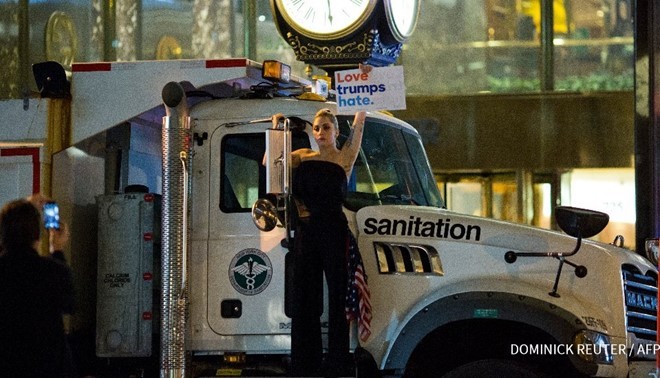 Lady Gaga còn là một trong số ngôi sao đem biểu ngữ ra phố hòa vào dòng người phản đối trước tòa tháp Trump.