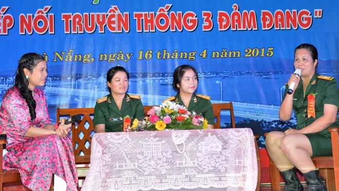 Thiếu tá Đỗ Thị Ngọc Diệp (ngoài cùng bên phải) tham gia chương trình giao lưu “Tiếp nối truyền thống 3 đảm đang”.